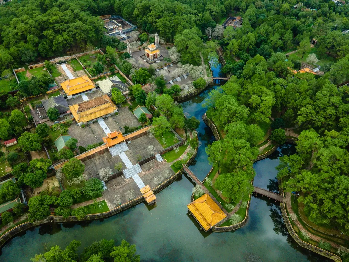 Guided tour of the tombs in Hue