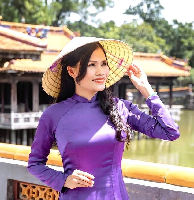 Mrs. Le Huong Sen - TOUR MANAGER & TOUR GUIDE - Vietsky Travel